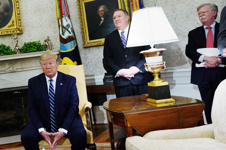 Tijdens president Trumps ontmoeting met Kim Jong-un in 2018 schoof minister van Buitenlandse Zaken Mike Pompeo (m) een briefje naar Bolton (r), met de tekst ‘He is so full of shit’. Hier wonen de drie een vergadering in het Witte Huis bij. Beeld AFP