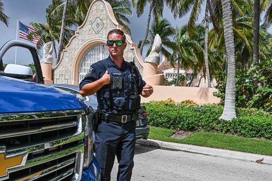 Lokale wetshandhavers voor het huis van voormalig president Donald Trump in Mar-A-Lago, Palm Beach.