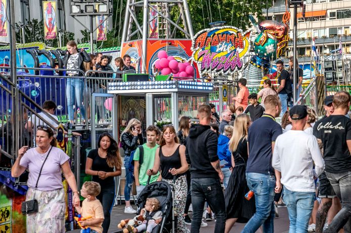 Drukte op de kermis in Tilburg, hier op de ingetogen Roze Maandag.