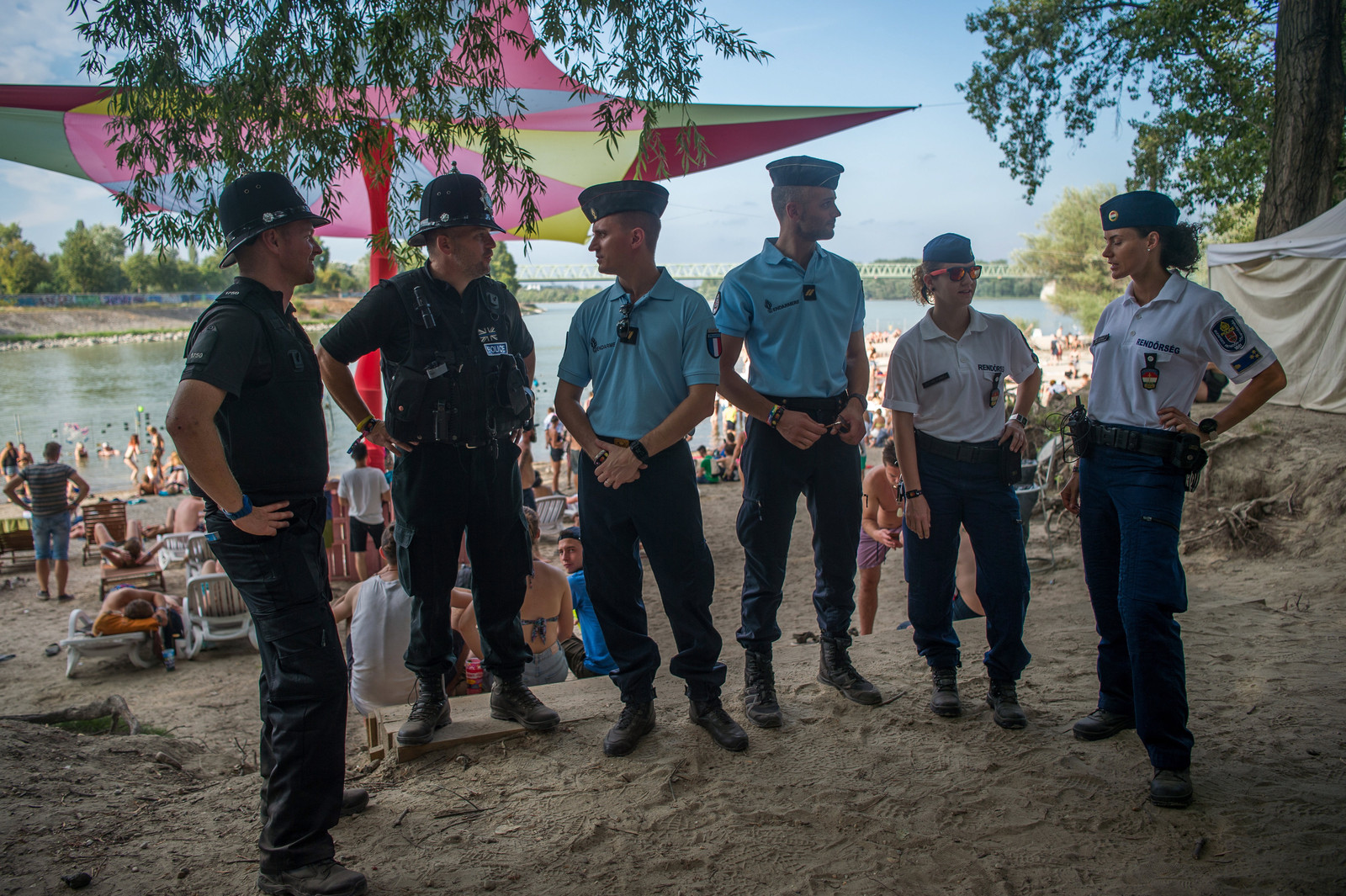 Britse, Franse en Hongaarse agenten patrouilleren bij het Sziget-festival. Beeld EPA