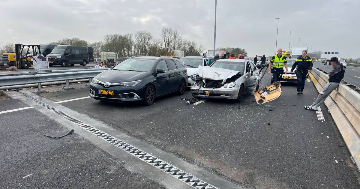 Chaos na ongeluk op A1: weg dicht, spookrijders betrapt en drie bestuurders met politie mee.