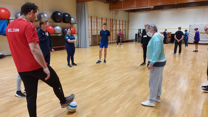 G-sporters trainen in het 5-a-side voetbal, ofwel blindenvoetbal.