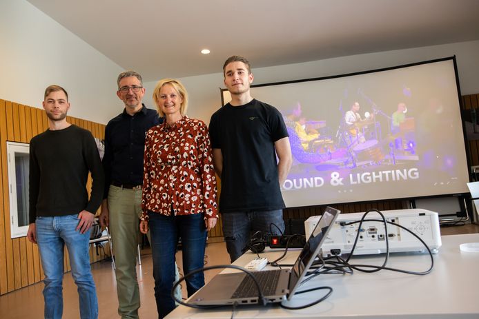 Jeannice Adriaansens tussen andere medewerkers van Filmfestival Tegenstroom.