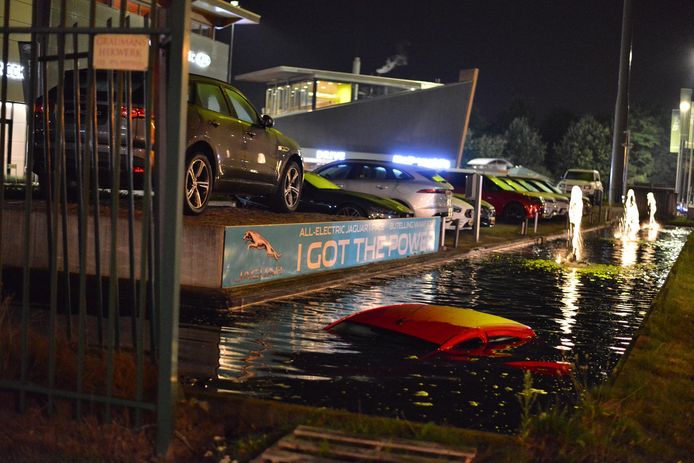 De auto belandde in een waterbak in Breda.
