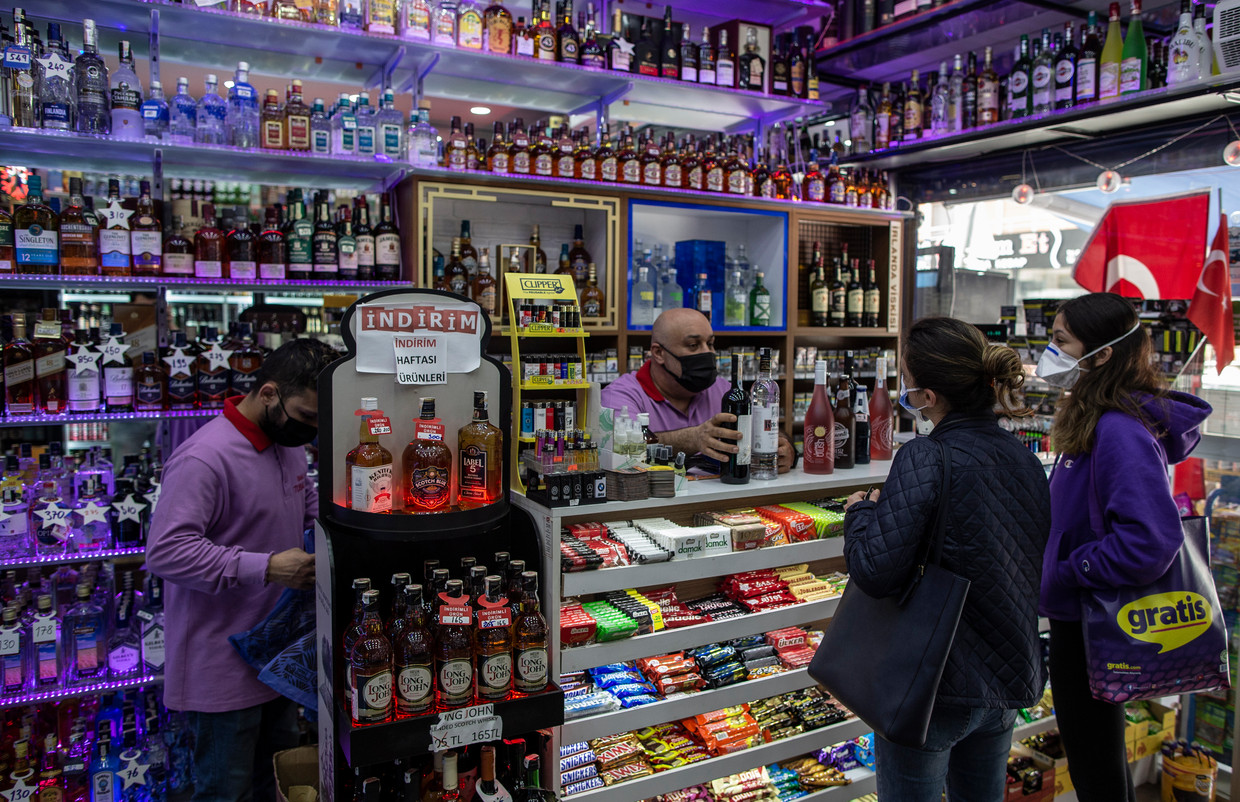 Twee vrouwen kopen drank bij een winkel in Istanbul. Beeld ANP / EPA