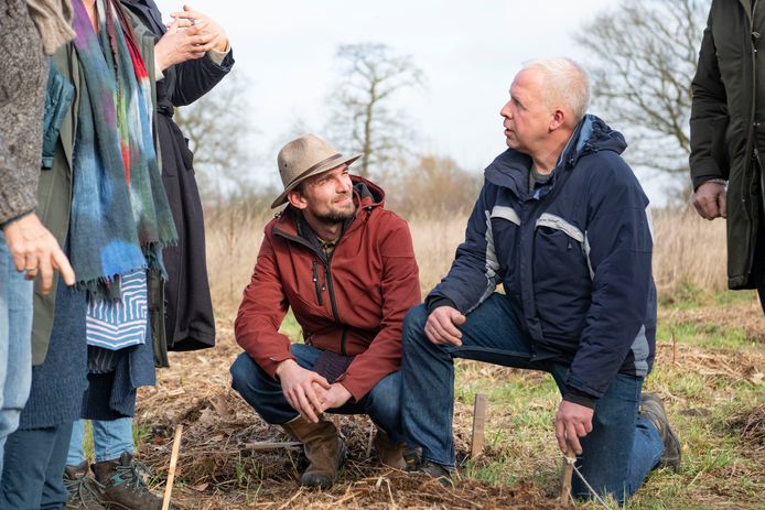 Sander Versluis (links) luistert aandachtig naar de tips van cursusleider Jan Schenk. Dankzij de moestuin kon Versluis zijn problemen met drank en drugs aan de kant zetten. Met tips uit de cursus van Schenk hoopt hij nu een voedselbos op te zetten.