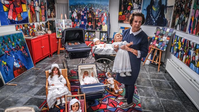 Nini in het atelier van wijlen haar man Willy De Bever, waar ze ook een deel van haar poppenverzameling toont.