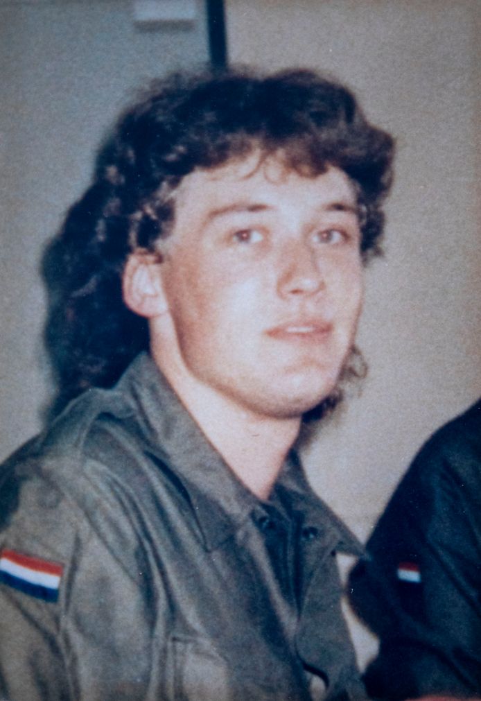 Freddy Klomp in zijn militaire uniform. Hij werkte als chauffeur op de kazerne in Nieuw Milligen.