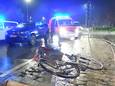 De fietser kwam ten val, vlakbij de rotonde aan het kruispunt van de N50 met de Oostrozebekestraat in Ingelmunster, na een botsing tussen twee auto's.