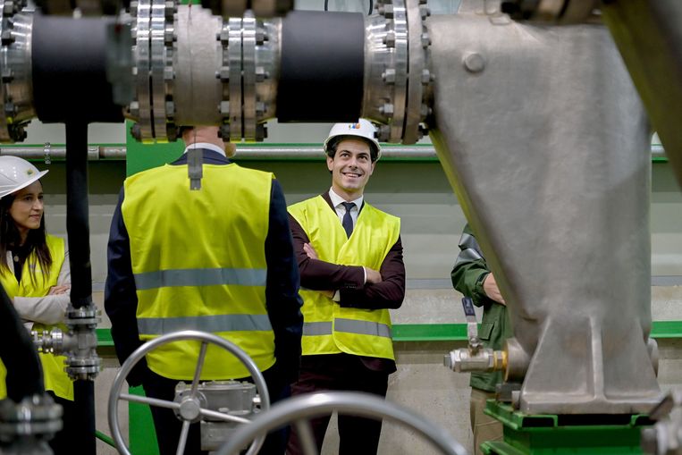 Minister Rob Jetten tijdens zijn bezoek aan de waterstofcentrale in Puertollano.  Beeld ANP / EPA
