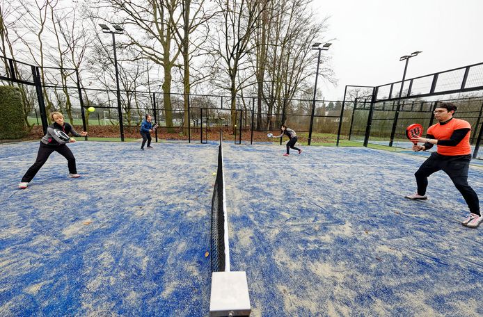 Tennisvereniging De Merletten in Boxtel heeft sinds een tijdje padelbanen. Nu de lockdown voorbij is kunnen leden volop kennismaken met de sport.