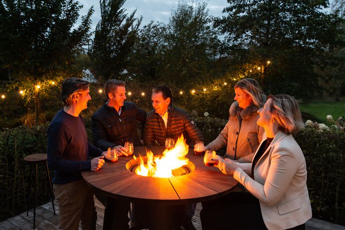deugd samenkomen Romantiek Tafel, vuurkorf, grill en ijsemmer in één: West-Vlaams bedrijf lanceert  opvallend designmeubel voor een feest(je) op het terras | WOON. | hln.be
