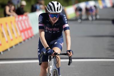 KOERS KORT. Julie Van de Velde knap derde in koninginnenrit Ronde van Scandinavië - Kim de Baat afgevoerd na zware val