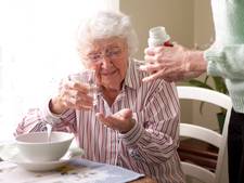 Mijn moeder (75) slikt al jaren elke dag vijftien pillen, zijn die echt allemaal nodig?