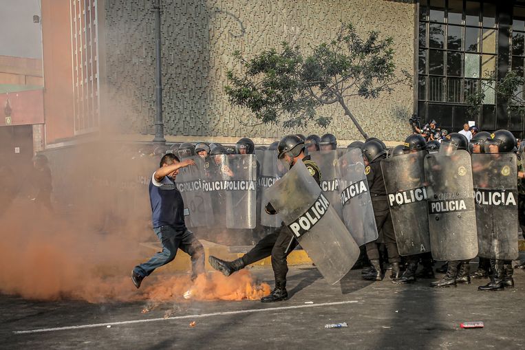Een demonstrant confronteert de politie tijdens ‘de inname van Lima’ in de Peruviaanse hoofdstad. Beeld ANP / EPA