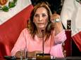 De Peruviaanse president Dina Boluarte toont een van haar horloges tijdens een persconferentie na haar verklaring bij de openbaar aanklager van Peru begin april.
