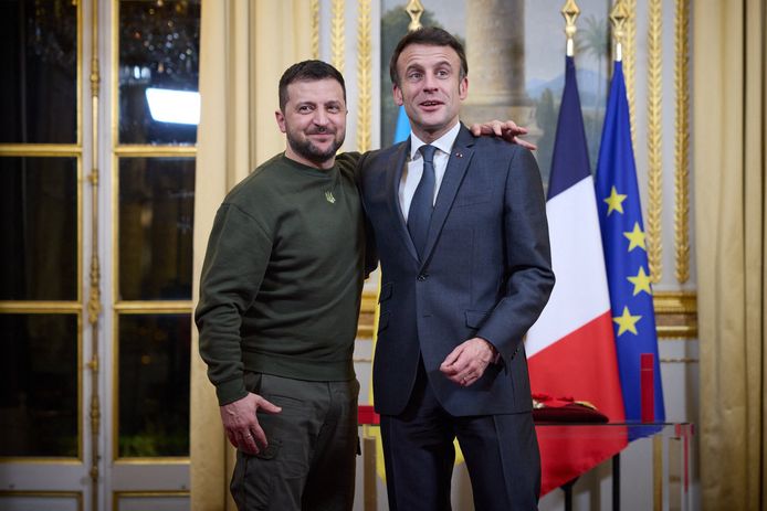 Emmanuel Macron remet la légion d'honneur à Volodymyr Zelenky.