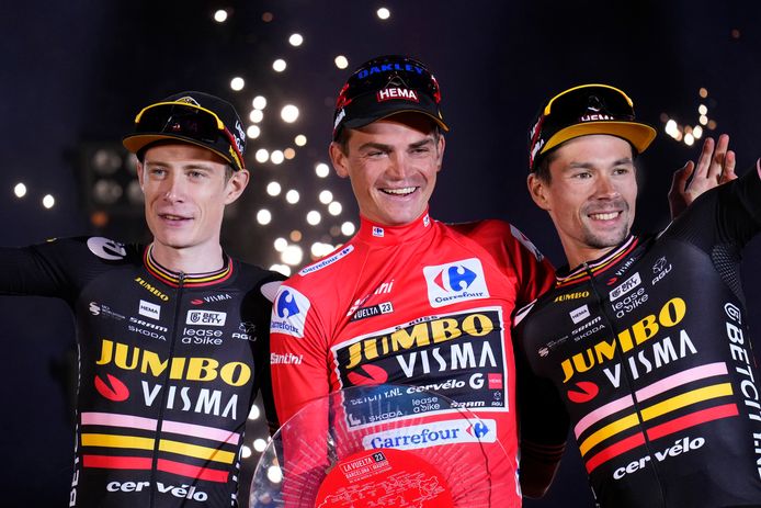 Vingegaard, Kuss en Roglic op het Vuelta-podium.