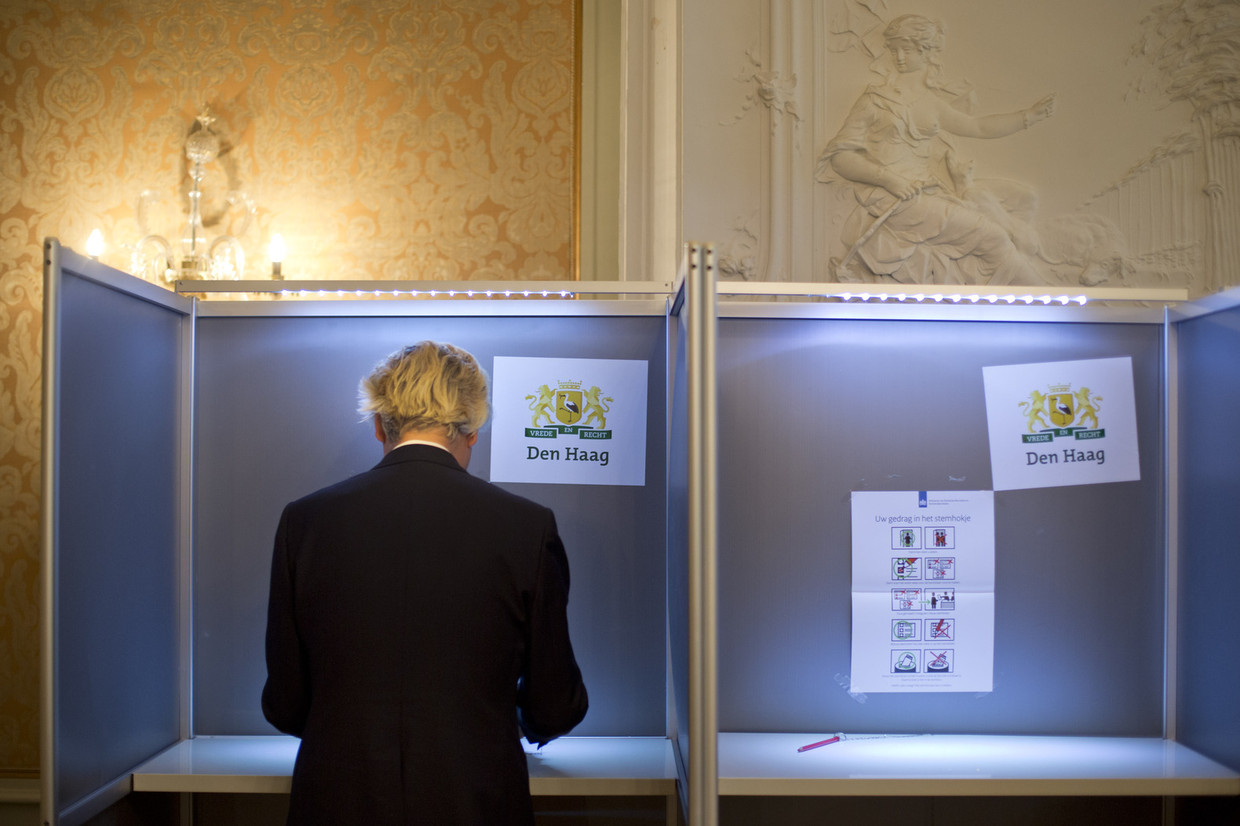 PVV-leider Geert Wilders brengt zijn stem uit. Beeld ap