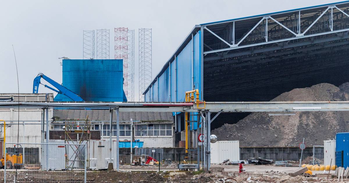 Grote brand in loods van recyclingbedrijf Vondelingenplaat onder controle