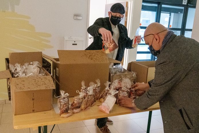 De dokwerkers gingen de pakketten met muffins overhandigen aan het personeel van De Mick.