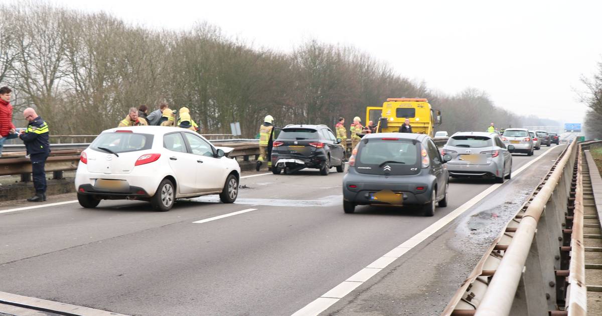 Kerstshoppers in de file na dubbele botsing op A12 bij Duiven.