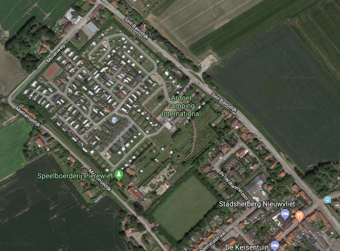 Camping International ligt aan de rand van Nieuwvliet-Dorp. Daardoor heeft het kampeerterrein veel 'buren'.