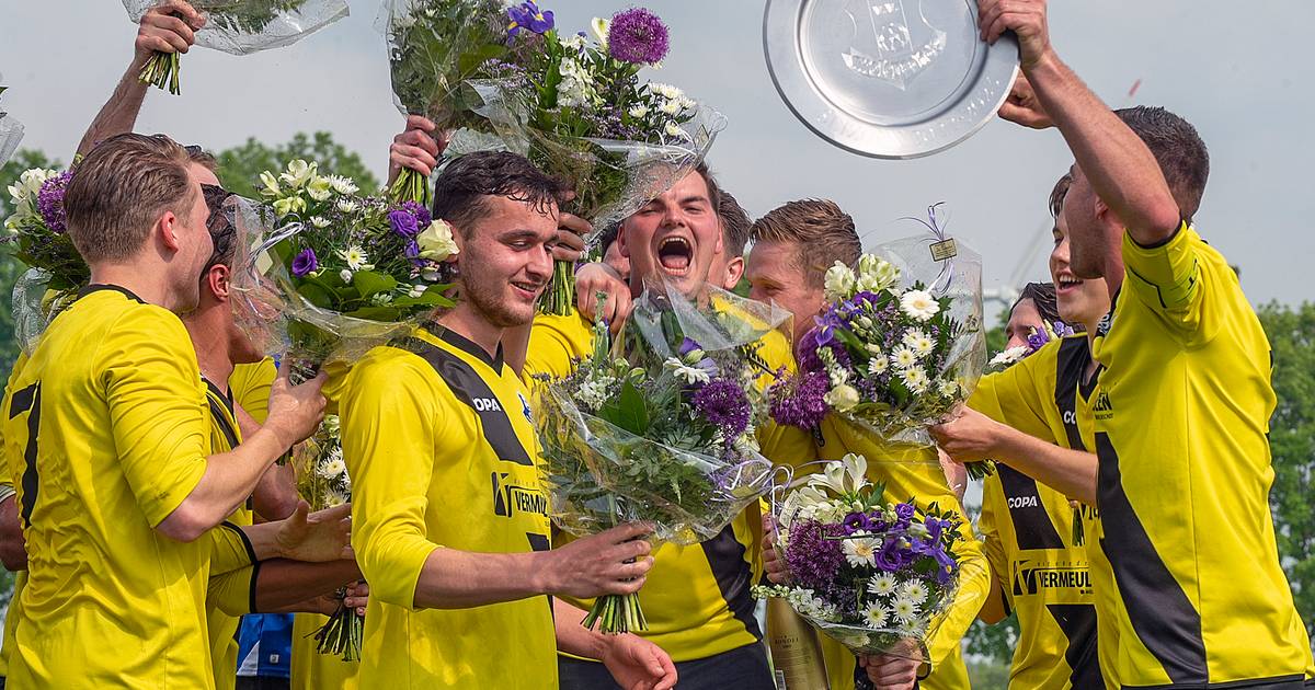 In Molenschot kan een extra elftalfoto aan de muur: ‘Verdiende titel, de jongens hebben er keihard v