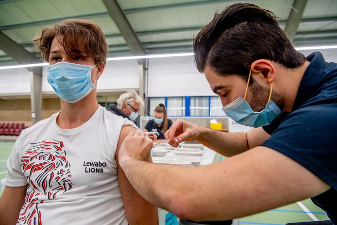 De vaccinatiegraad blijft achter onder 12- tot 18-jarigen, valt de GGD-koepel op.