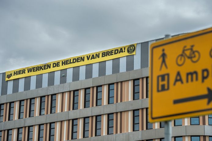 De supporters van NAC Breda hingen een 'steunspandoek' op bij het Amphia Ziekenhuis.