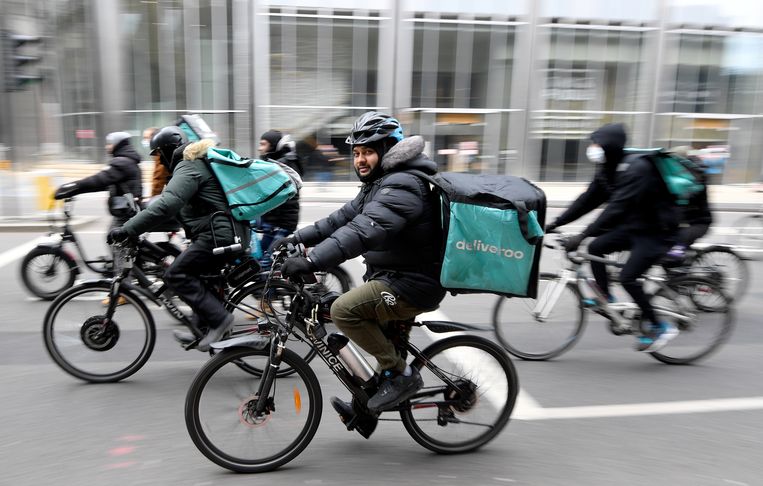 Deliveroo-fietsers protesteerden voor betere arbeidsomstandigheden in Londen. Beeld REUTERS