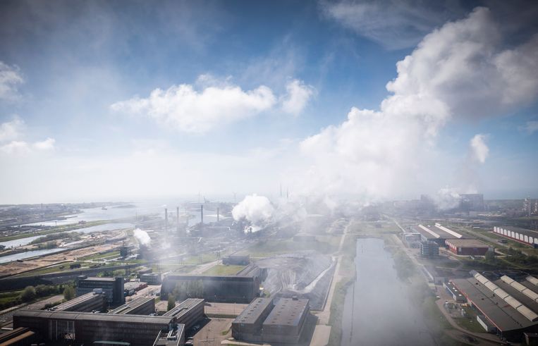 Het terrein van Tata Steel in Velsen-Noord.  Beeld Freek van den Bergh / de Volkskrant
