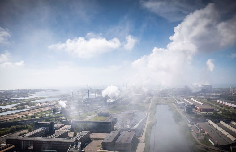 Het terrein van Tata Steel in Velsen-Noord. Beeld Freek van den Bergh / de Volkskrant