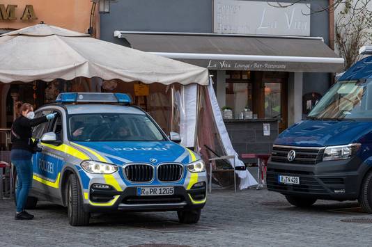 Politievoertuigen voor restaurant La Vita in Weiden, Oberpfalz