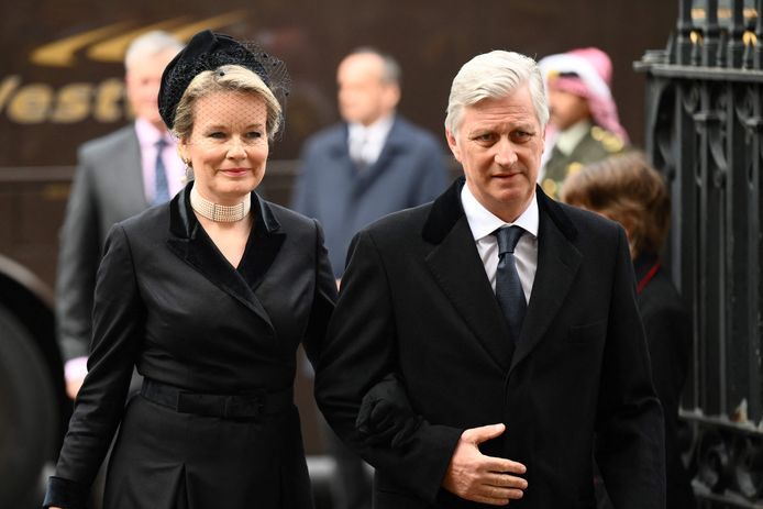 La reine Mathilde et le roi Philippe de Belgique arrivent pour assister à une cérémonie en hommage au prince Philip, duc d'Édimbourg, à l'abbaye de Westminster, dans le centre de Londres, le 29 mars 2022.