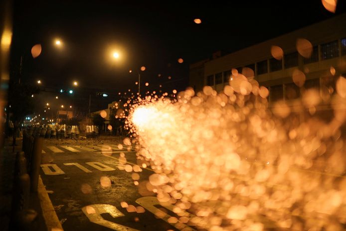 Demonstranten gooien met vuurwerk en stenen naar agenten in de hoofdstad Lima.