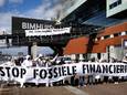 Demonstranten voeren actie bij de aandeelhoudersvergadering van ING Groep. De actievoerders willen dat het bedrijf meer doet tegen klimaatschade.