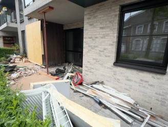 BMW belandt in gevel van flatgebouw na politieachtervolging in Eernegem: “Voertuig verloor band, maar ging steeds sneller rijden”