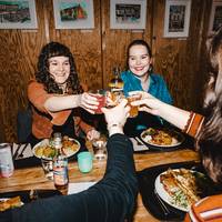 ‘Zullen we eerst een watertje halen?’: hoe vier onbekenden in Leuven verrassend snel klikken als ze op restaurant gaan