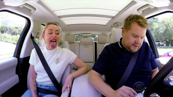 Miley Cyrus tijdens Carpool Karaoke met James Corden.