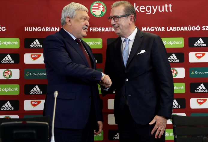 Leekens schudt de hand van de voorzitter van de Hongaarse voetbalbond, Sandor Csanyi.