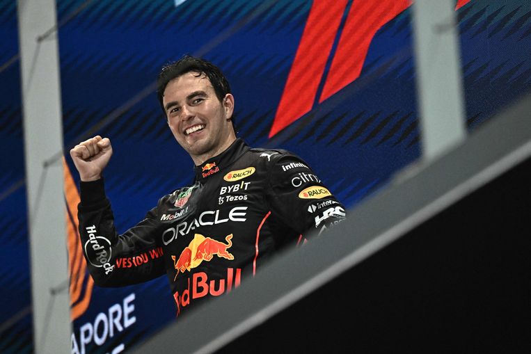 Sergio Pérez (Red Bull) viert zijn overwinning in de Grote Prijs van Singapore. Beeld AFP