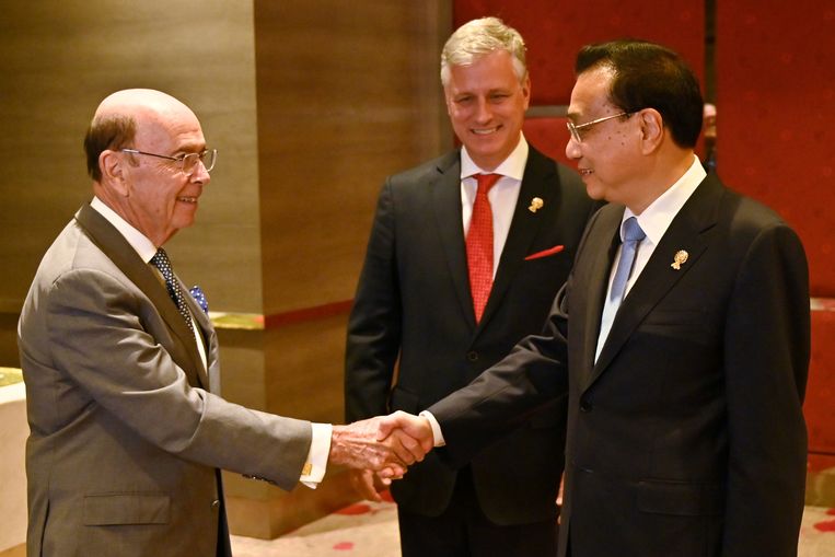 De Amerikaanse handelsminister Wilbur Ross met de Chinese premier Li Keqiang. Beeld REUTERS