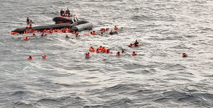 Migranten op zee wachten om gered te worden door het Spaanse zoek- en reddingsschip Open Arms tijdens een zoek- en reddingsoperatie (SAR) in de Middellandse Zee.