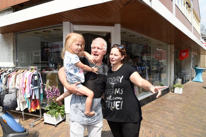 Peter Jan, Virginia en hun dochtertje Djelisa voor de onlangs geopende winkel in Leerdam.
