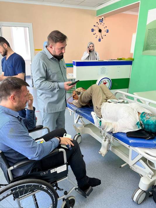 Russische onderzoeksjournaliste Jelena Milasjina en de advocaat Alexander Nemov in het ziekenhuis na de aanval. 