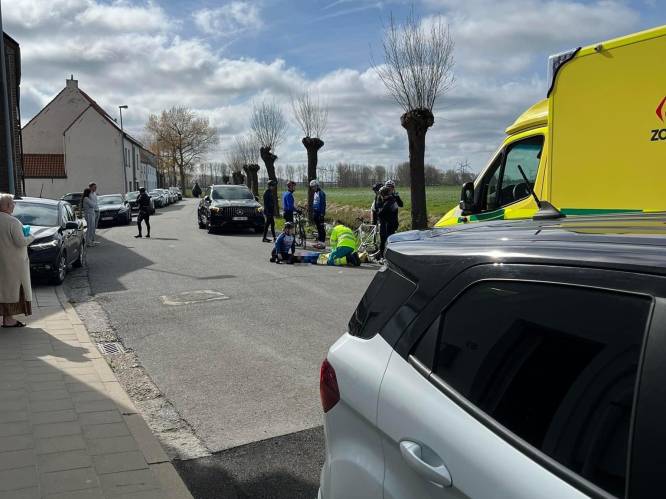 Wagen rijdt in op groep wielertoeristen in Lissewege: bestuurder onder invloed pleegt vluchtmisdrijf