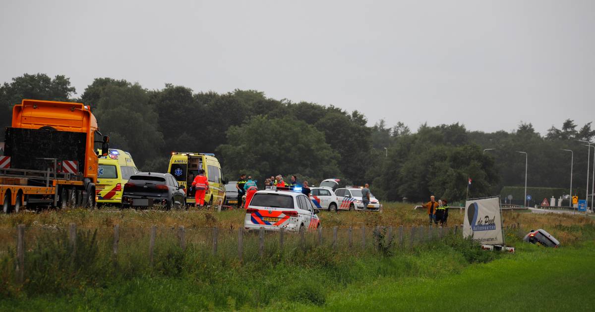 Motorrijder overlijdt na botsing met auto op N272 bij Oploo