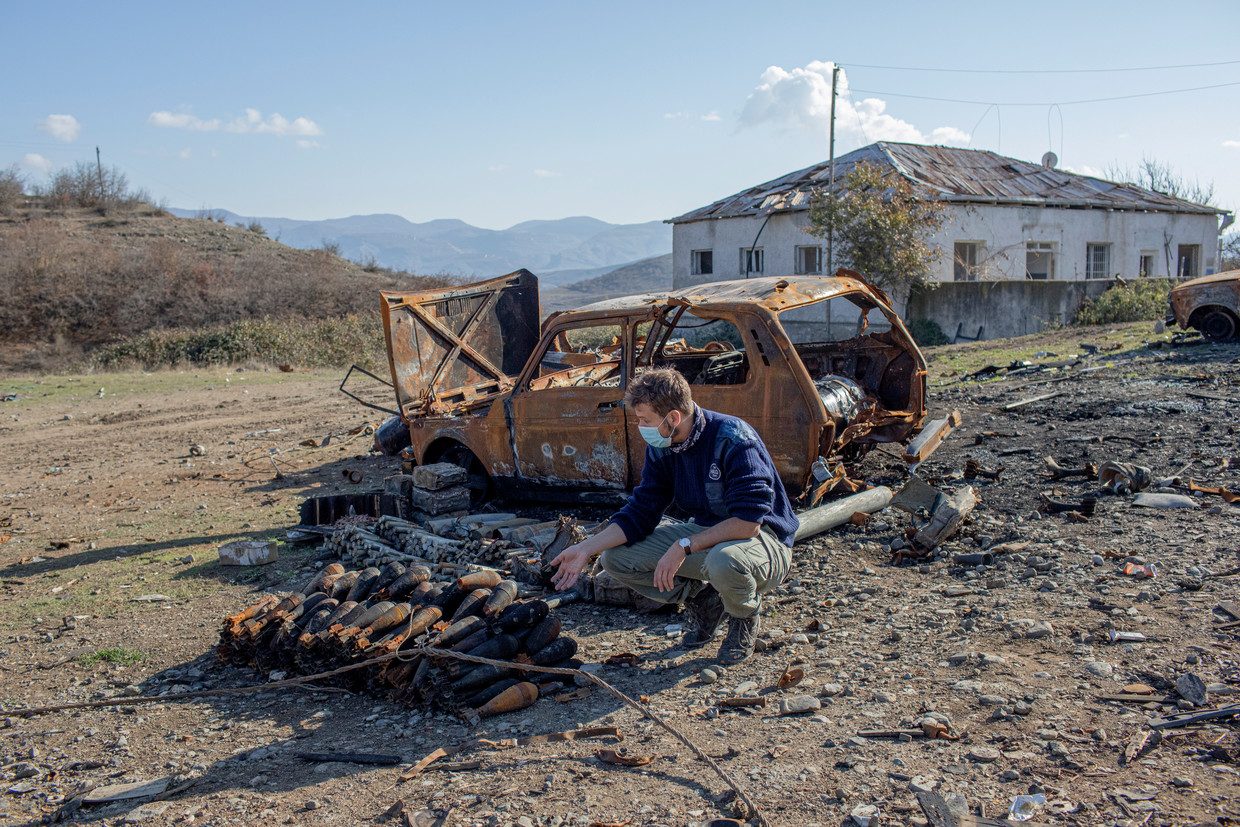 Koen van der West zoekt naar explosieven bij een militaire opslagplaats in Nagorno-Karabach. Hij is medewerker van de internationale organisatie Halo Trust. Beeld Anush Babajanyan