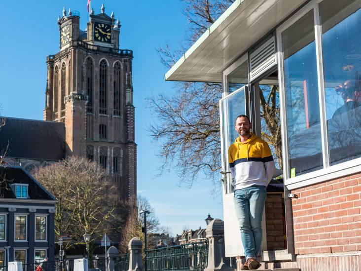 Jasper omarmt zijn werkplek in brugwachtershuisje: ‘Zwaaien naar boten die voorbijkomen’